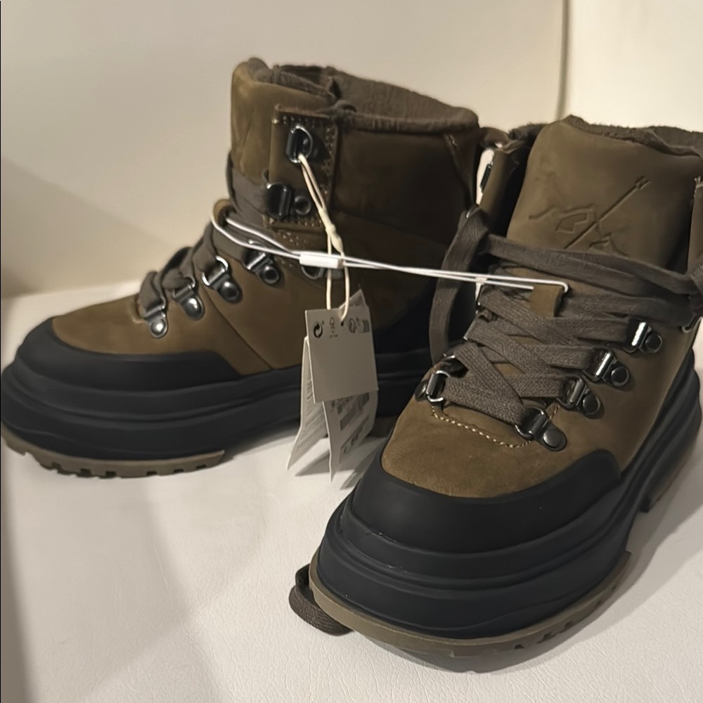 NWT Zara boys leather hiking boots. Size EU 32/ US1.5
